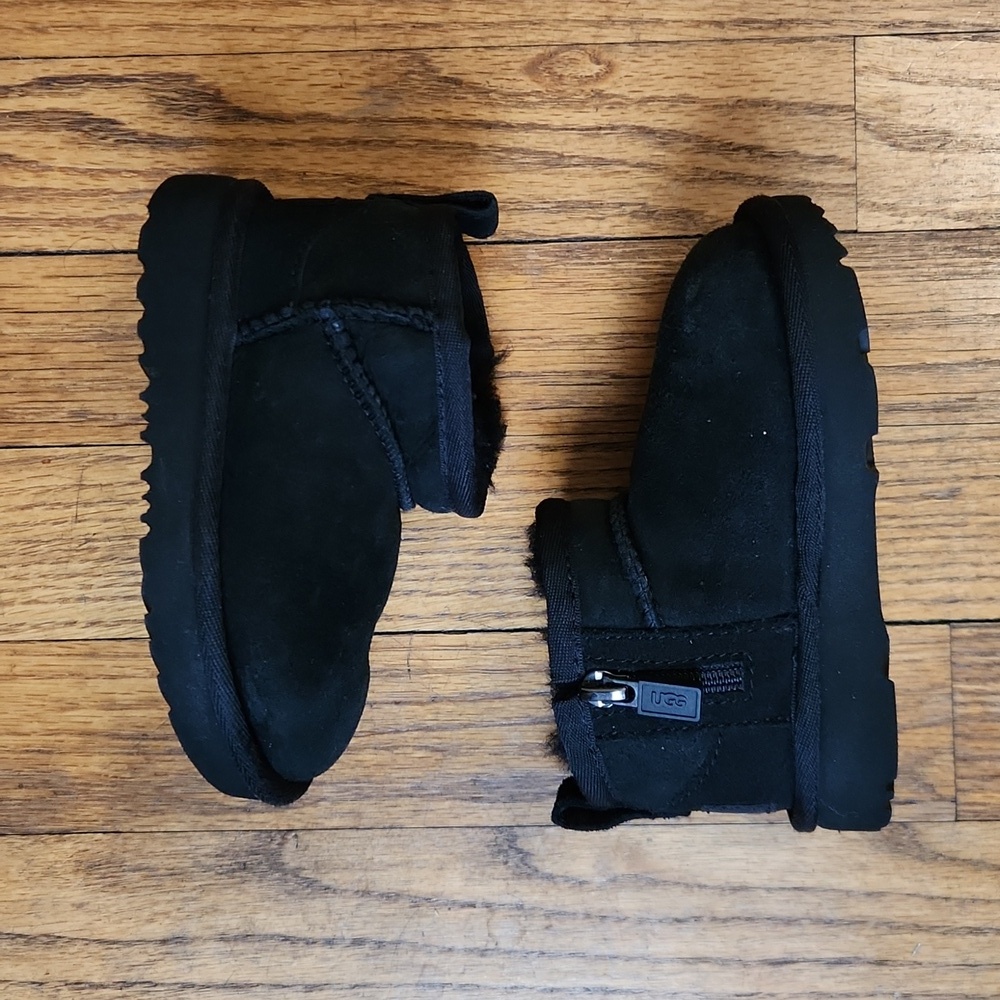 UGG Kids Toddler Classis Black Boots Size 6 - Picture 3 of 12